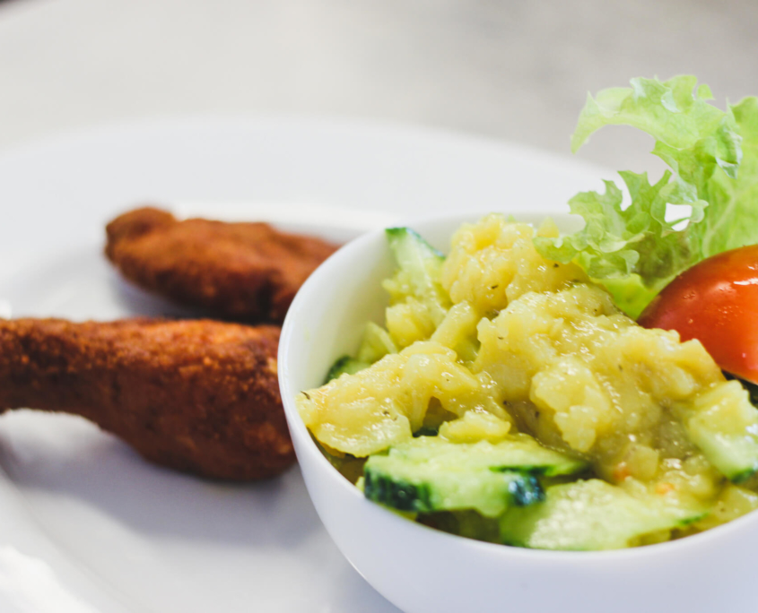 Fischknusperle mit Remoulade und Salat