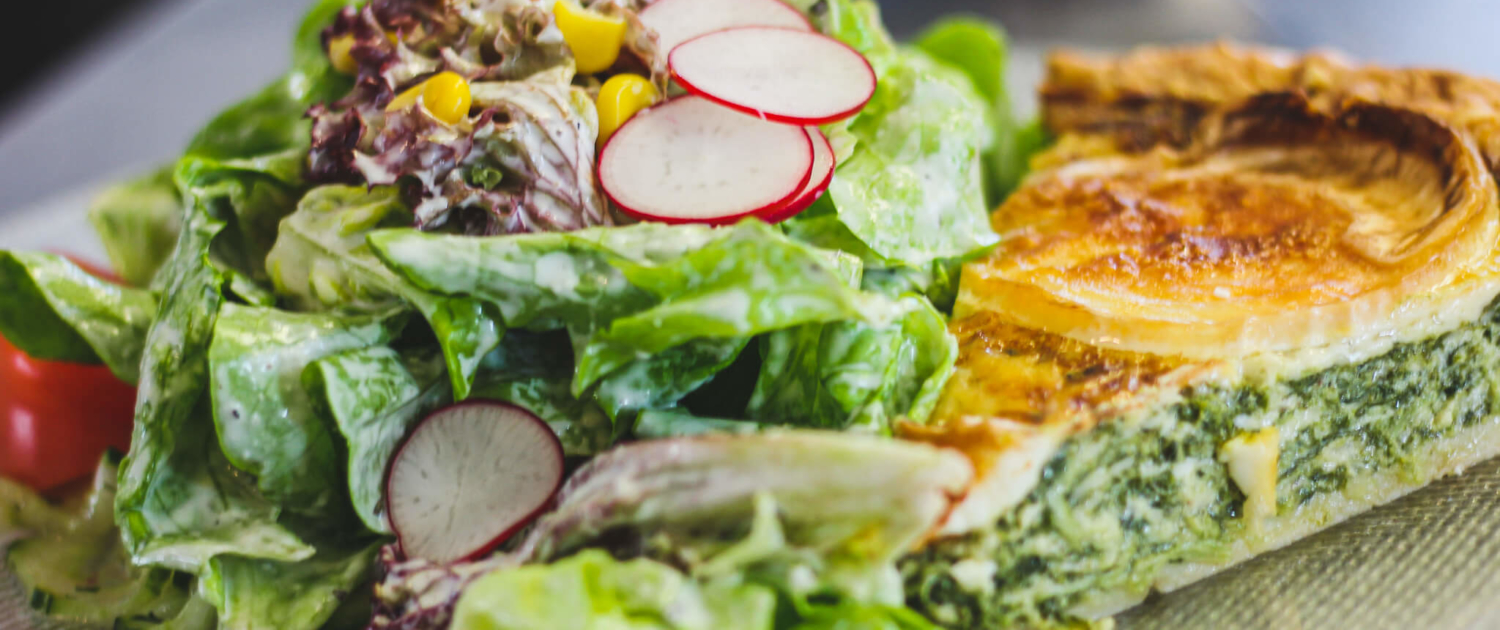 Hausgemachte Seegarten-Quiche mit Spinat und Ziegenkäse